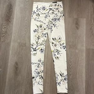 Victoria Sport Total Knockout High-Rise White Floral Leggings